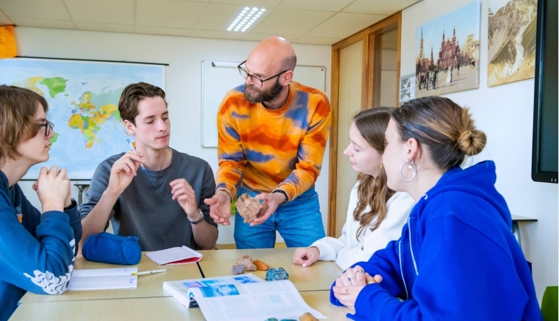 Twee studenten van HAN Leraar Aardrijkskunde lezen in de atlas.