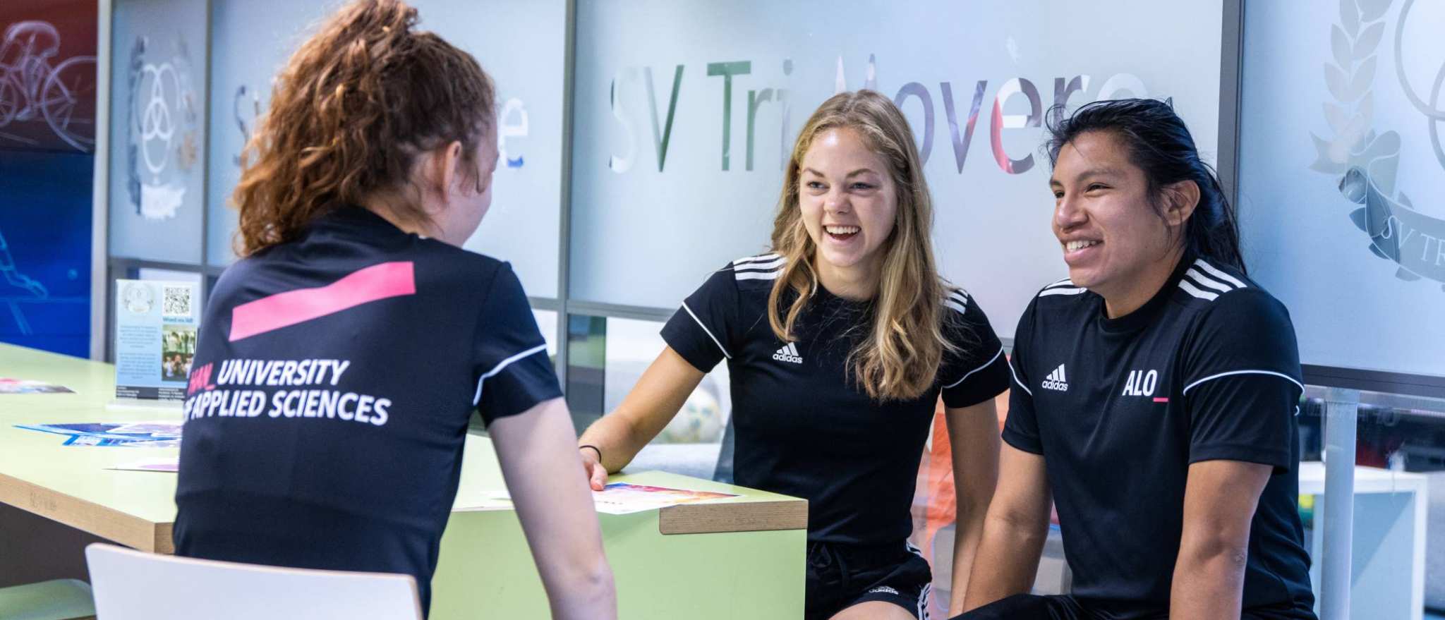 sportkunde en alo samen liggende foto studenten zitten samen bij trimovere carlijn esteban 2022