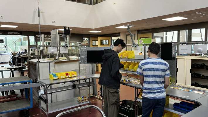 Studenten volgen een workshop aan de u-vormige assemblagecel