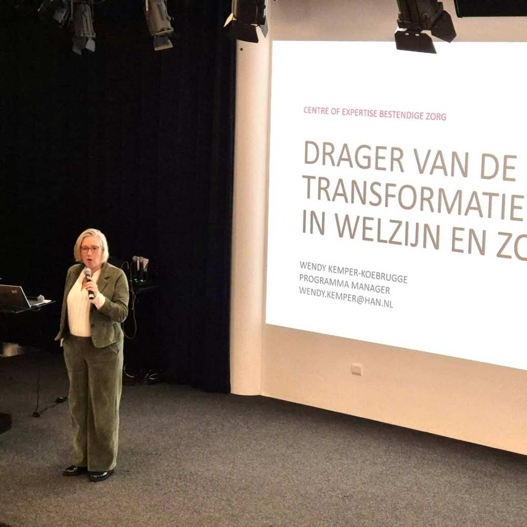 Gastspreker Wendy Kemper spreekt tijdens PZW presenteert over de toekomst van de zorg