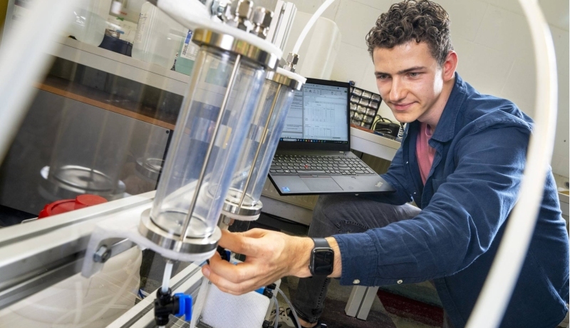 Student doet onderzoek naar waterstof