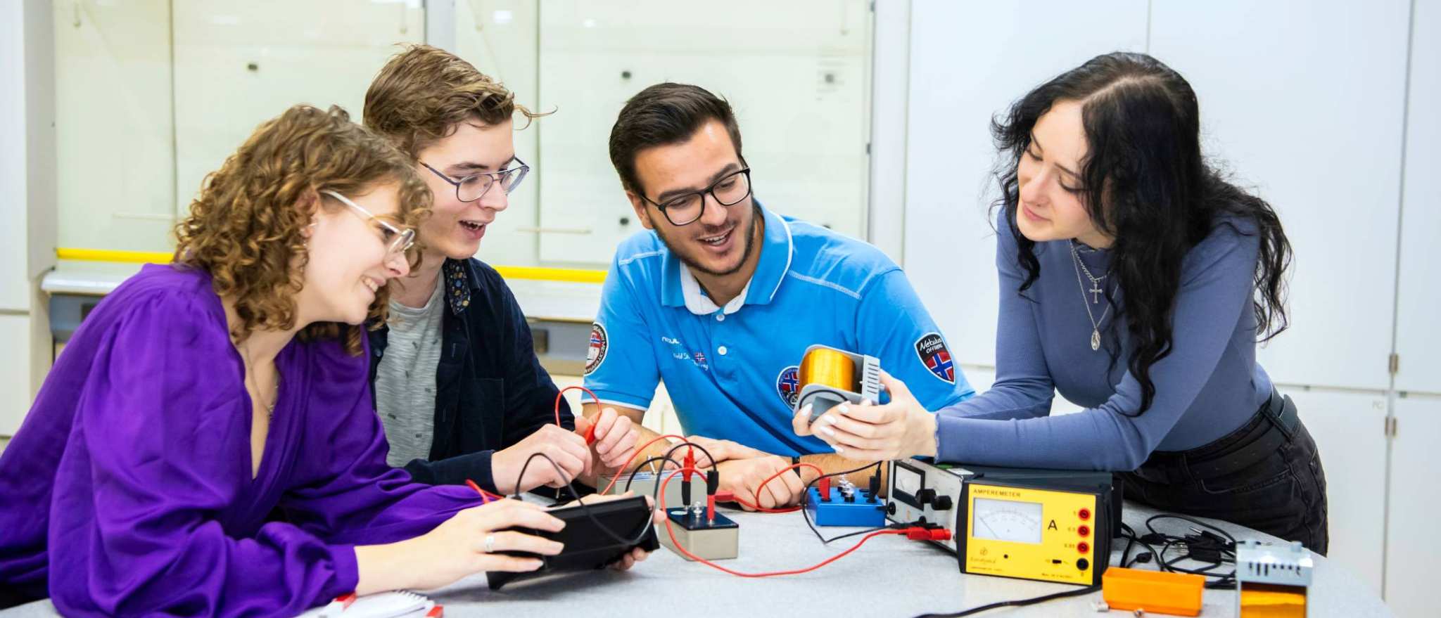 Vier studenten voeren een elektrisch circuit uit.
