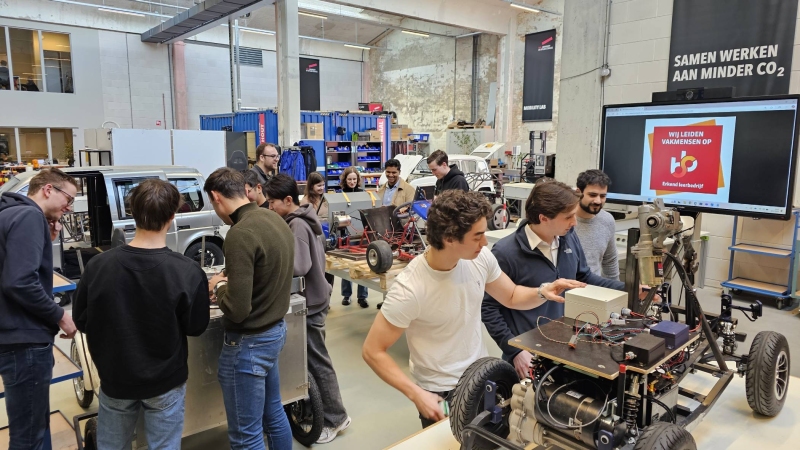 Voor HAN@CONNECTR is het als gecertificeerd SBB leerbedrijf belangrijk om samen te werken met ROC's en mbo-stagiairs. Op de foto een impressie van de werkplaats.