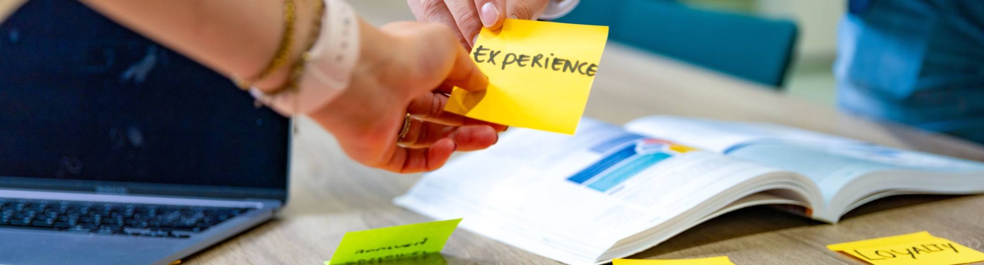 Studenten van de bachelor Commerciële Economie deeltijd, duaal in gesprek en samenwerken. 