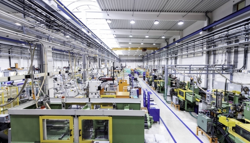Productievloer in fabriek met robots