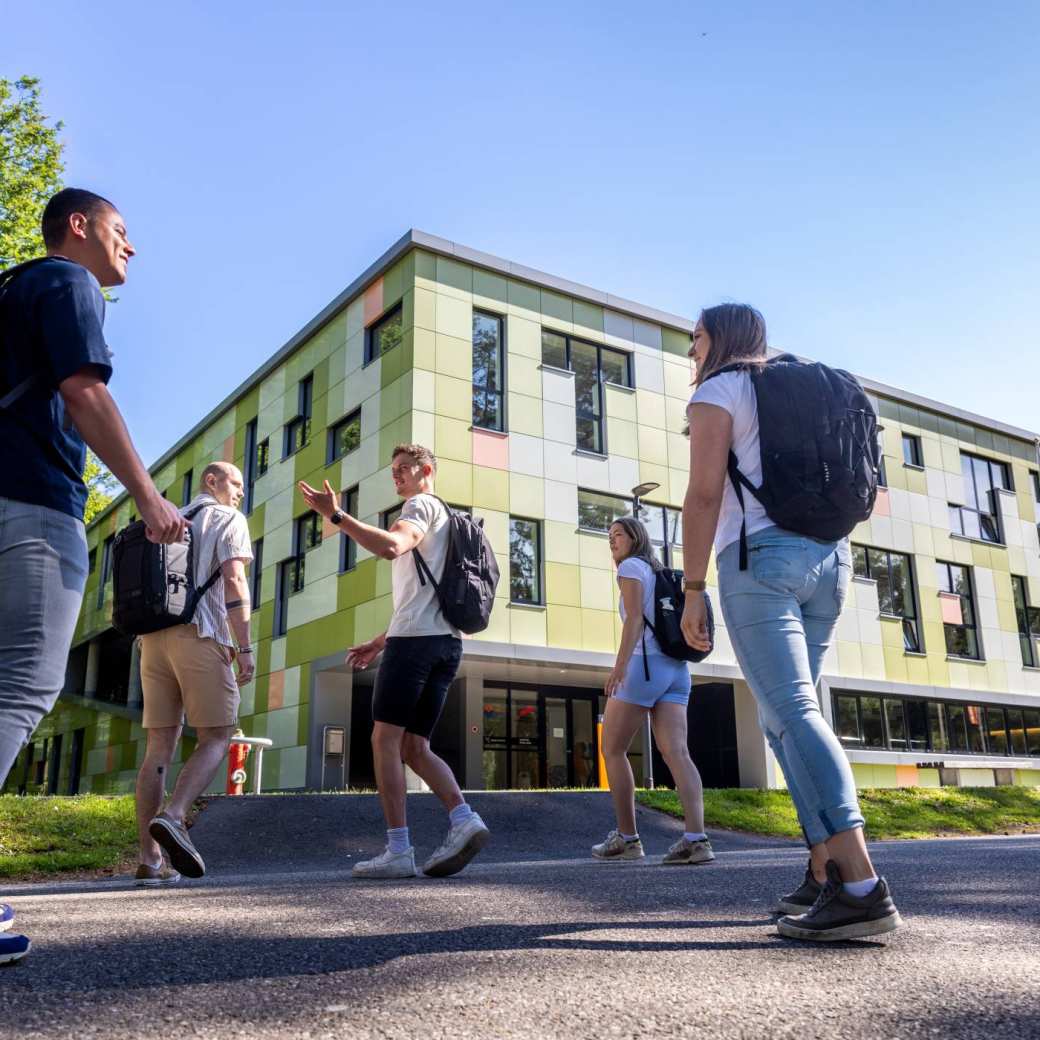 master sport- en beweeginnovatie voltijd studenten lopen buiten van achterzijde in beeld justin antonio tristan en saskia 2022