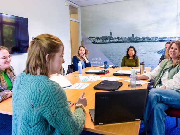 Vrouw legt casus uit. Groene trui aan. Locatie Groenewoudseweg. opleiding maag-, darm-, leververpleegkundige.
