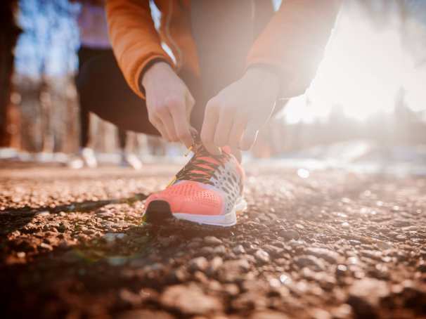cursist sport headerbeeld, werken aan je geluk, leven lang ontwikkelen. Sportschoen veters strikken