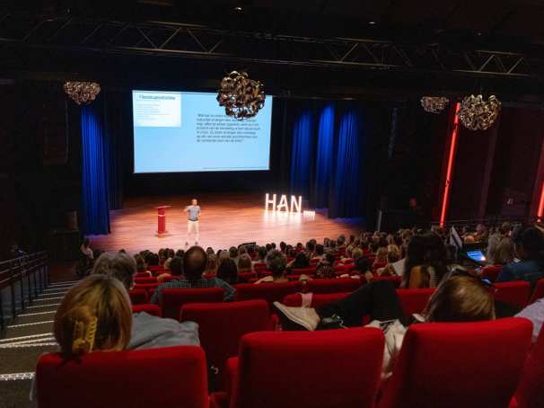 Tim 'S Jongers presenteert tijdens het Symposium Fair Health - Sociaal 2023