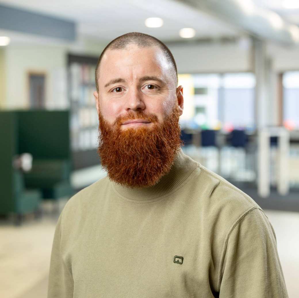 Ringbaard en beige trui