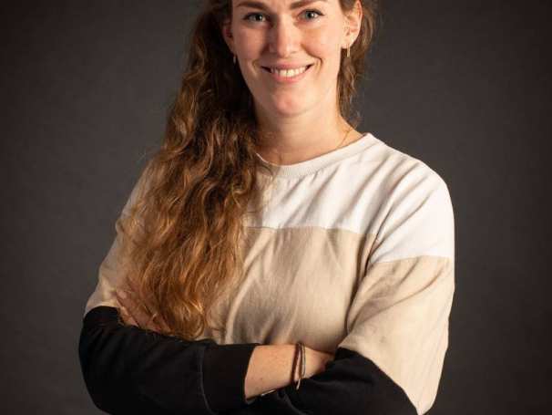 Paula lachend op een portretfoto