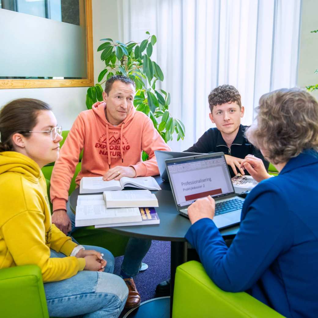 Studenten Leraar Natuurkunde werken samen