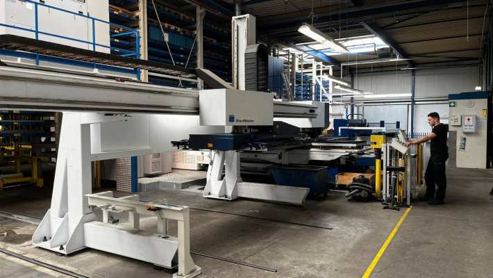 Operator aan productielijn bij Goma