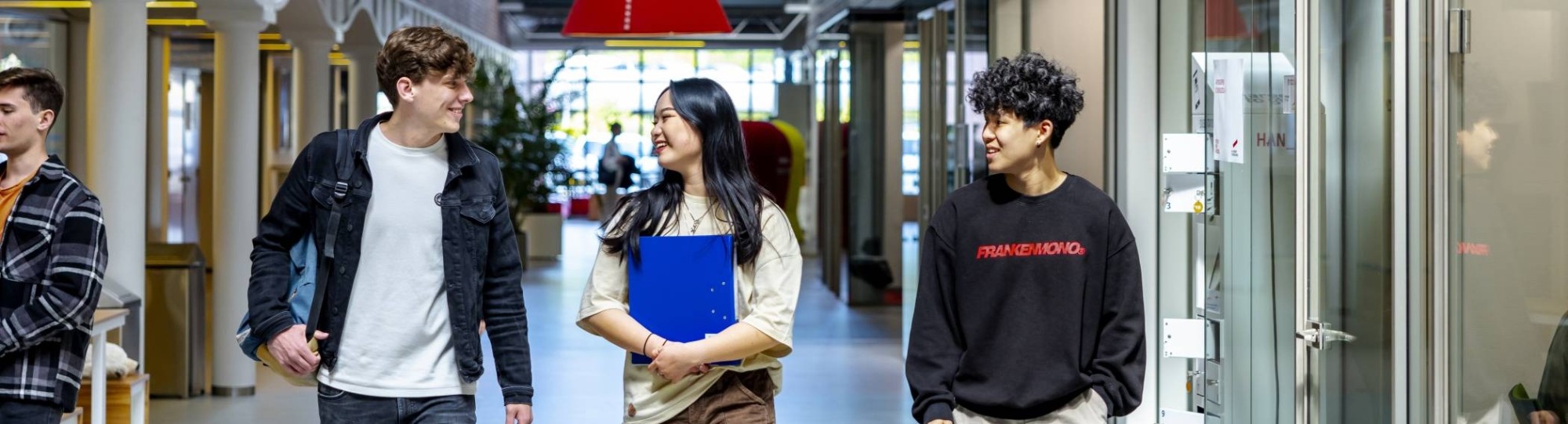 Studenten van de opleiding Communication op de HAN werken tijdens de les aan digitaal ontwerpen op hun laptop