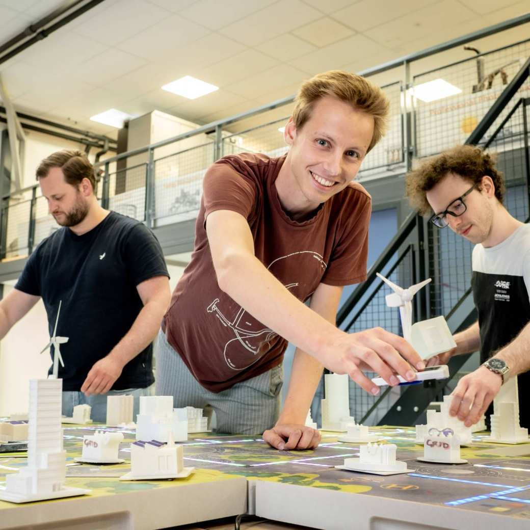 Met de Smart Grid Table maken studenten zichtbaar hoe het energienet werkt