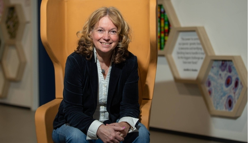Carin Dietz vertegenwoordigt Chemie en Chemistry in het stagebureau van ATBC