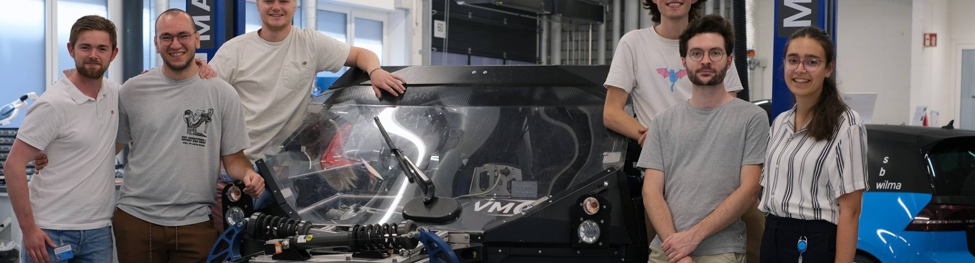 Drie HAN-studenten uit Nederland, een student van ETH Zürich en twee van Purdue University werkten samen aan de MRP, het voertuig dat het MORE-project in gang zette. Foto: Georgi Georgiev.