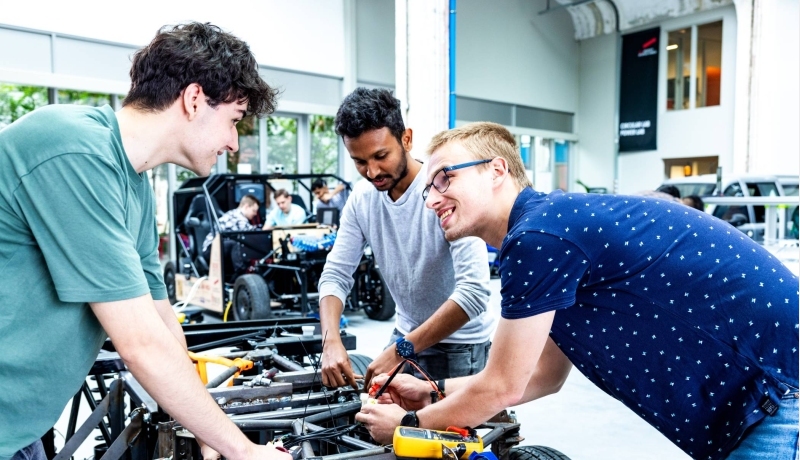 Studenten van de master Engineering Systems Automotive Systems doen metingen aan de MORE Vehicle.