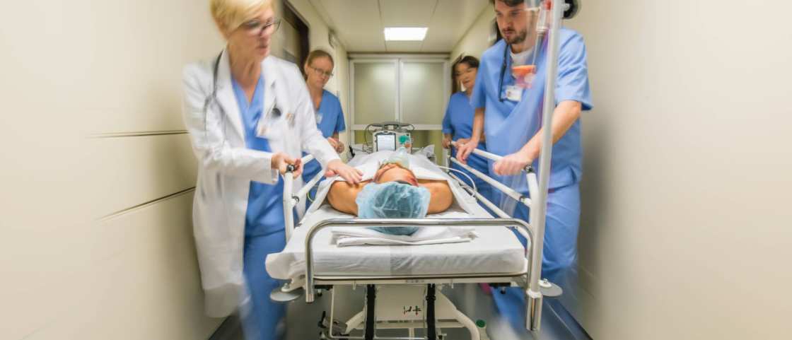 ziekenhuisgang met dokters en patiÃ«nt in bed