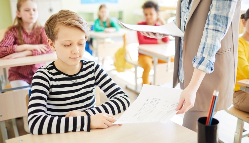 studenten werken samen in een onderzoek
