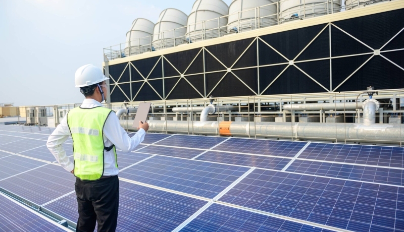Man is geel hesje bij zonnepanelen. Bouwkunde. Open Avond.