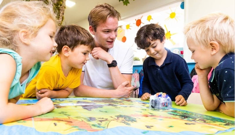 Leerkracht met kinderen aan het praten