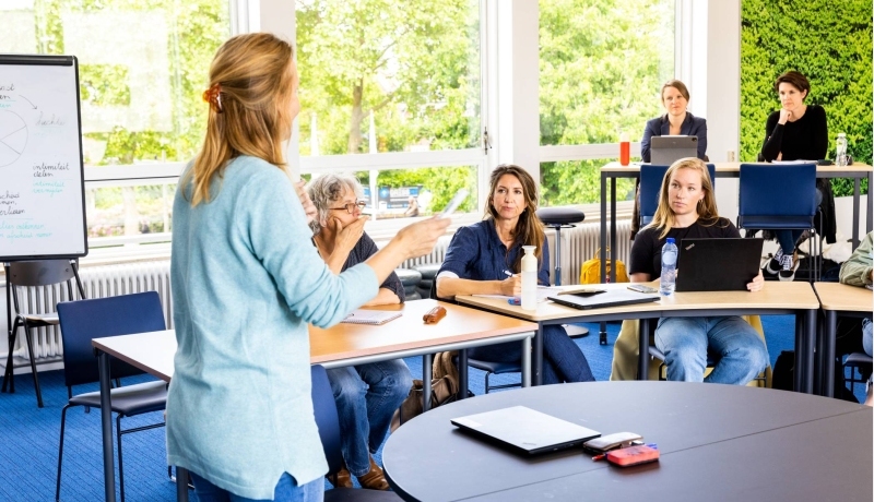 3 studenten Social Work zijn in gesprek over de bijdrage aan het onderwijs van het lectoraat Onbegrepen gedrag, Zorg en Samenleving.
