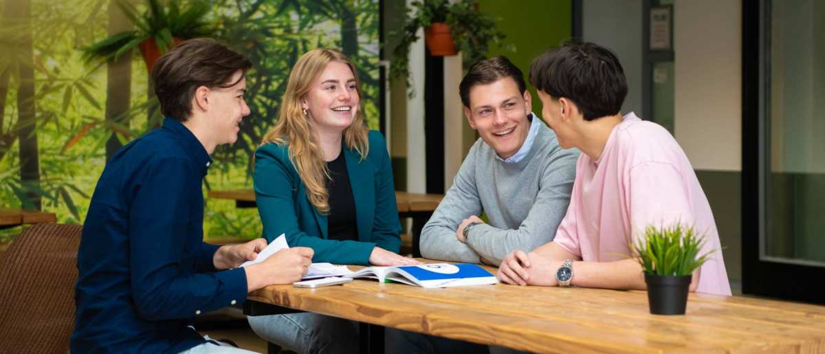 Studenten van Facility Management in the Brew aan het werk in een projectoverleg.