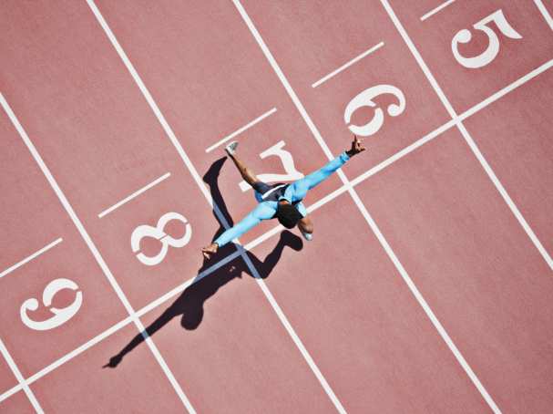 De finish over op een atletiekbaan