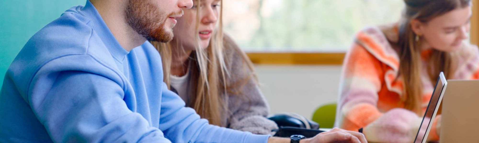 HAN Academie Educatie, Pabo, Pabo-ALO, ALPO, voltijd en deeltijd, Studenten achter laptop in lokaal, 2024