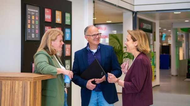 Deelnemers en docenten van de post-hbo opleiding Bedrijfskunde, in gesprek met elkaar op het plein voor Ruitenberglaan 31