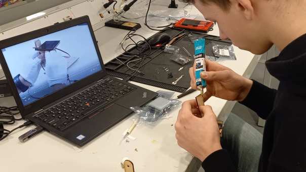 Havo-leerling die bij een SEECE Energietalent workshop van werktuigbouwkunde, elektrotechniek en embedded systems engineering werkt aan een zonnevolger.