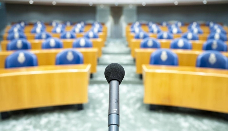 Een foto van de microfoon in de Tweede Kamer ter illustratie.
