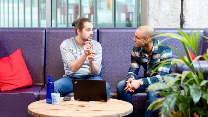 Student geeft handgebarend uitleg met plant op voorgrond. Master Circulaire Economie (DT) 2024.