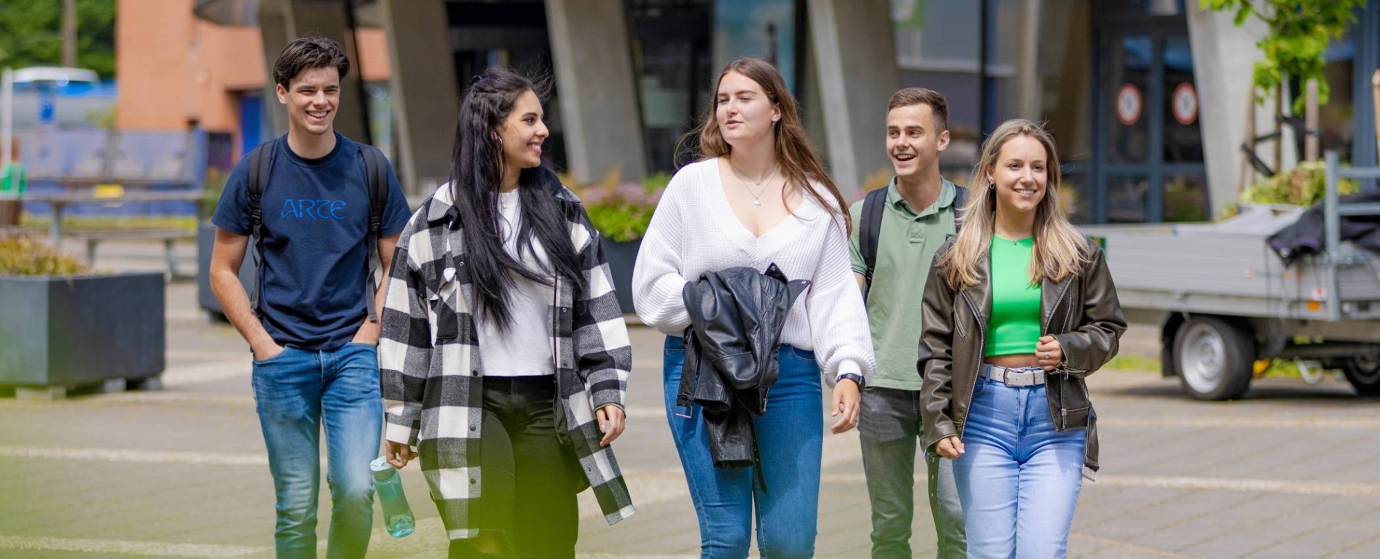 AFEM_studenten-buiten-plein-arnhem-r31-0560-2_2023