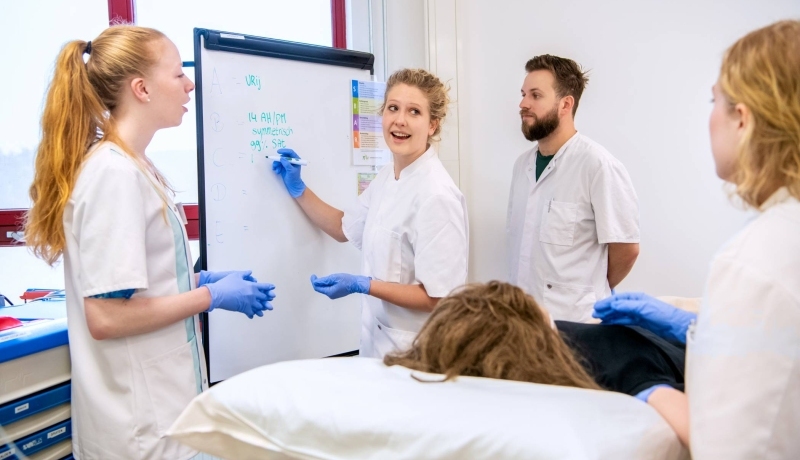 studenten verpleegkunde krijgen uitleg