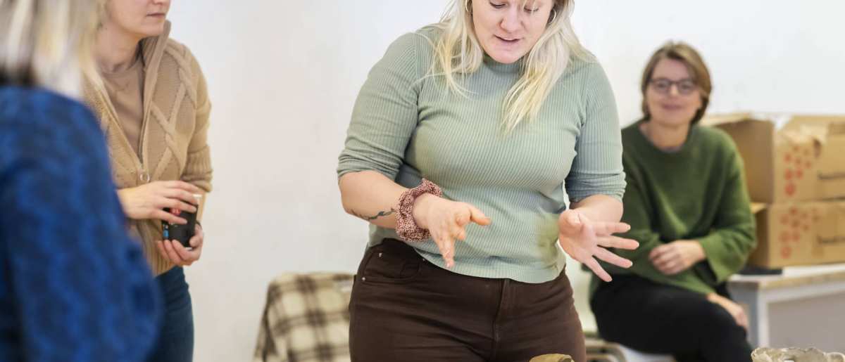 Studenten Master Vaktherapie – Beeldende Therapie – tijdens boetseren. Een student licht haar werk toe.