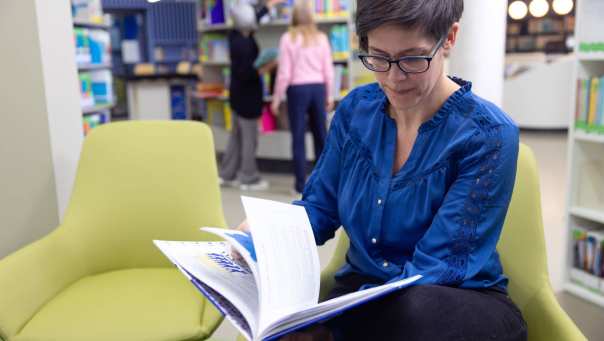 Lezende student in studiecentrum
