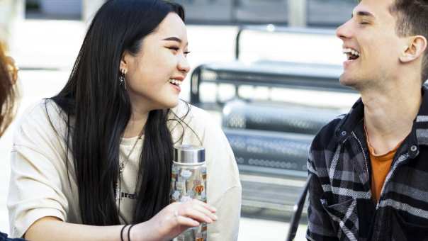 International Business-studenten werken samen aan een groepsproject op de campus van de HAN