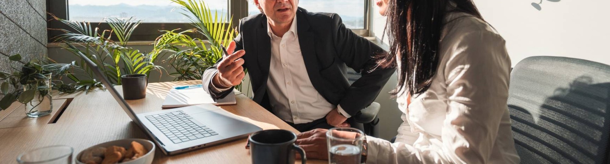 Integraal adviseur MKB in gesprek met 2 MKB ondernemers