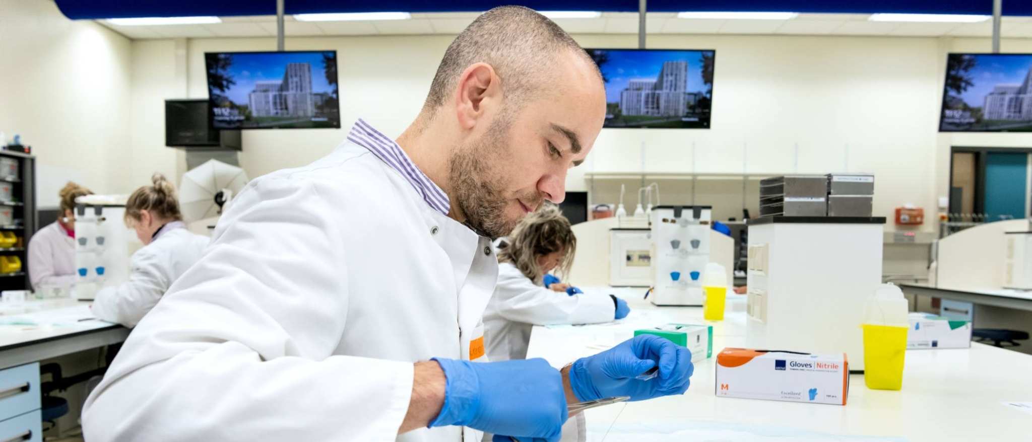 Studenten van de HAN master Physician Assistant oefenen met hechten op een varkenspoot