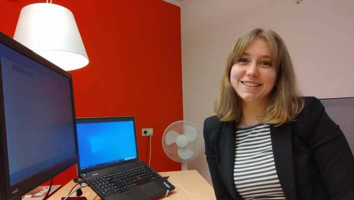 beeld van communicatiestudent Roza Borren, die fulltime stage loopt. 