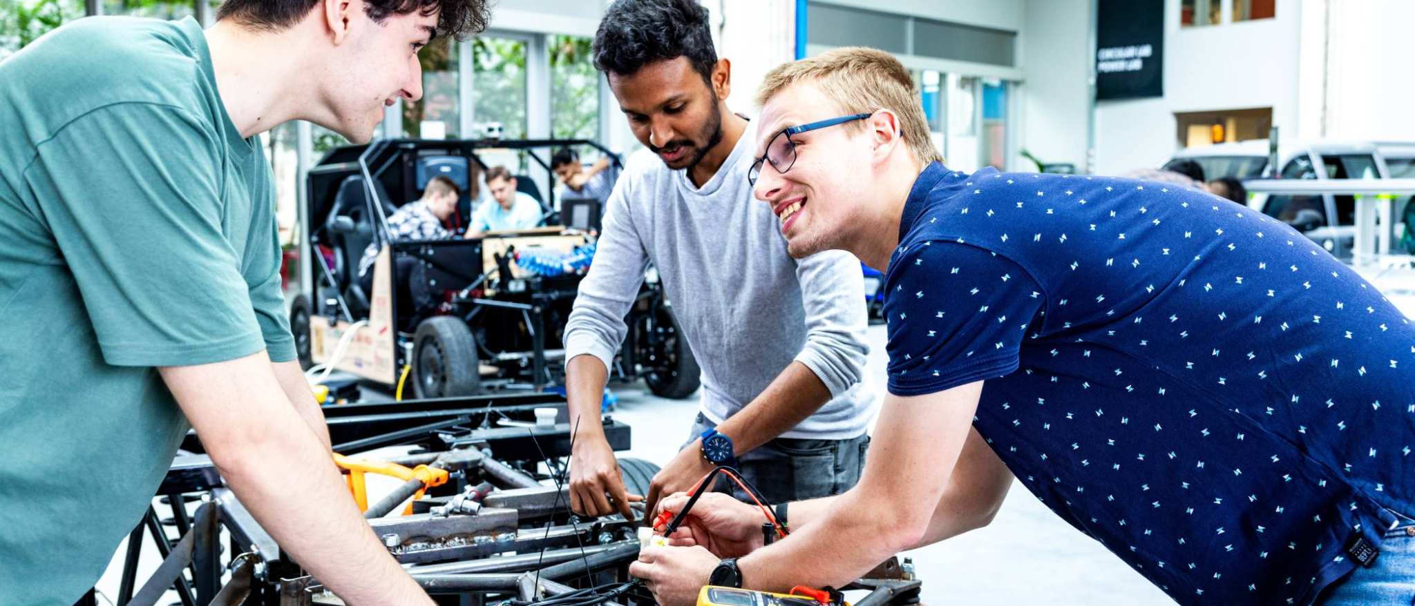 Studenten van de master Engineering Systems Automotive Systems doen metingen aan de MORE Vehicle.