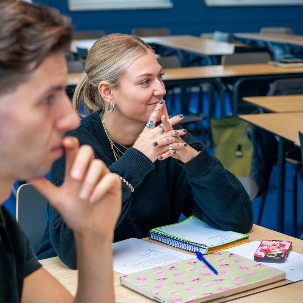 AMM LLO studenten Glenn en Isa tijdens les Social Work deeltijd