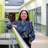 Profielfoto van associate-lector Sarah Detaille op de HAN-campus in Nijmegen