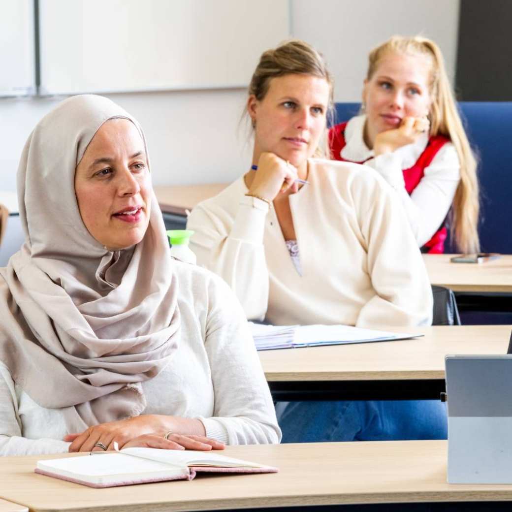 Studenten letten aandachtig op bij de master pedagogiek