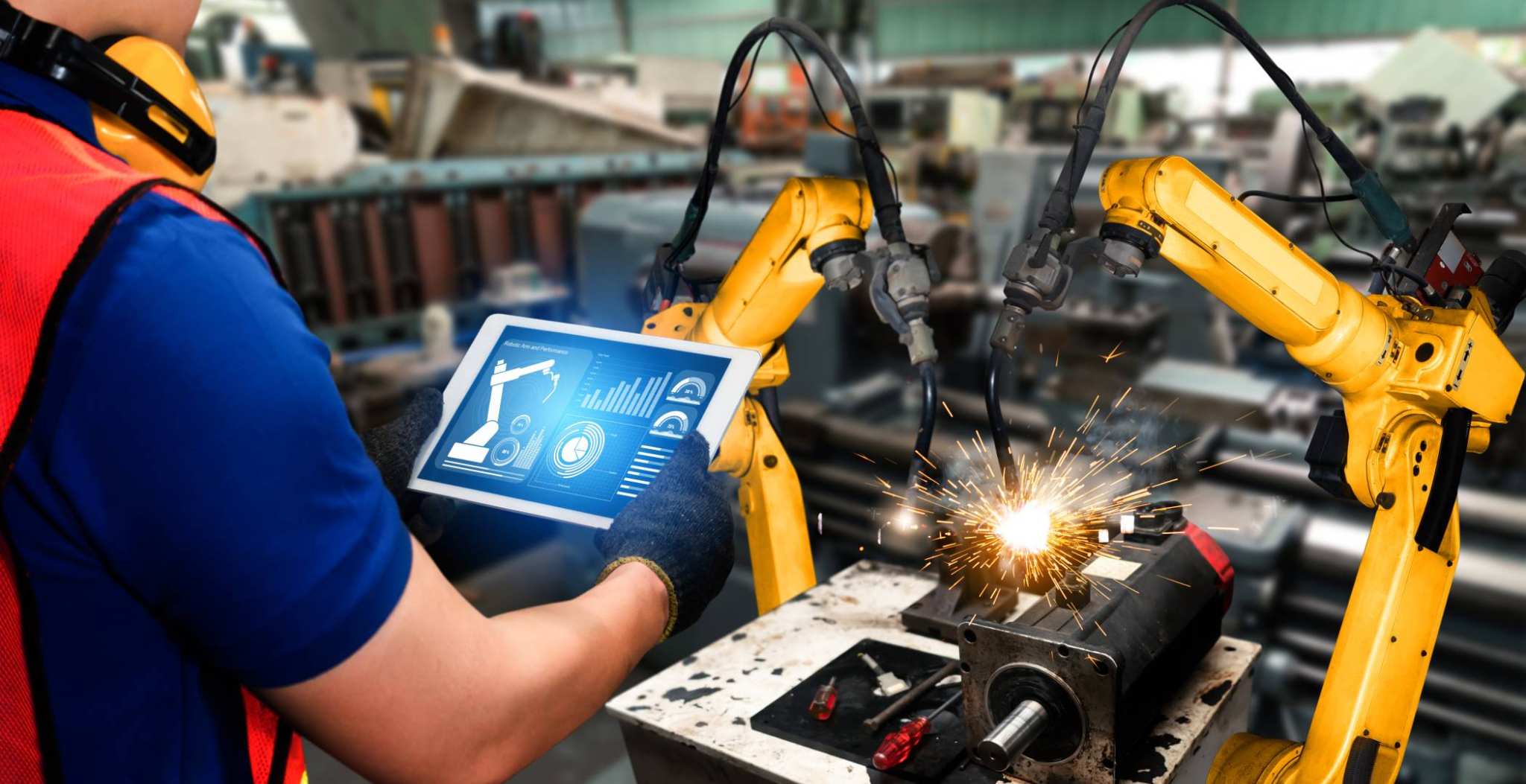 Medewerker werkt op tablet met robots / robotics.