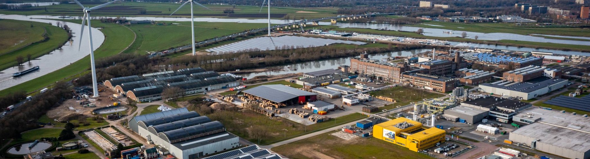 Luchtfoto van Industriepark Kleefse Waard (IPKW) waar door de Academie Engineering en Automotive o.a. projecten met waterstof worden uitgevoerd.
