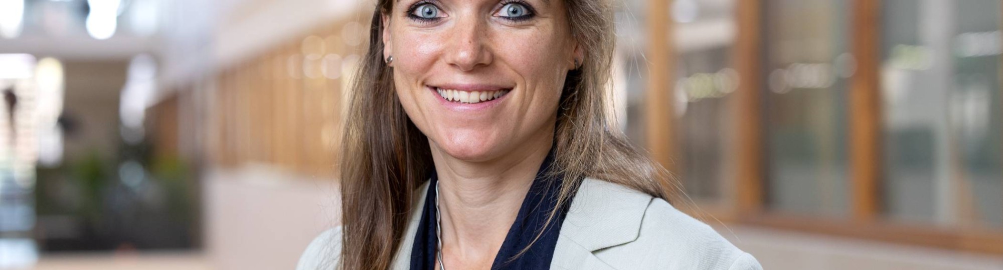 Zwarte blouse, wit jasje