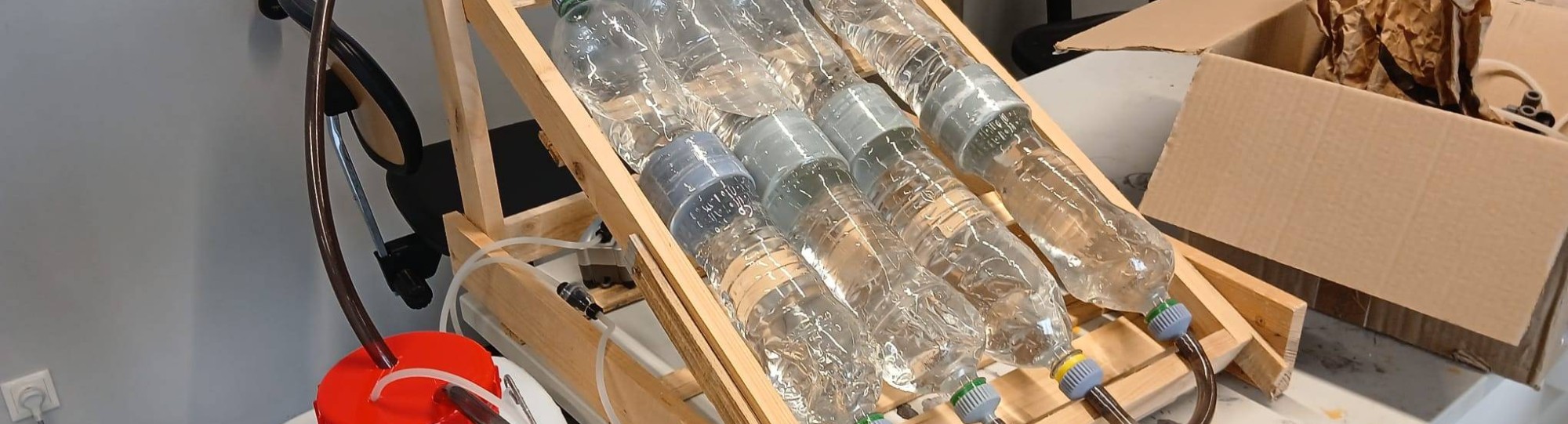 Bas Emaus, HAN-student, onderzoekt hoe algen water kunnen zuiveren